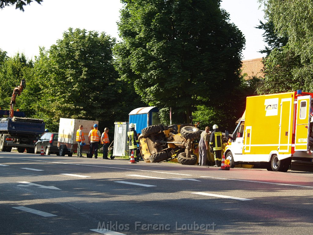 Kleinbagger umgestuerzt Koeln Porz Gremberghoven  P003.JPG